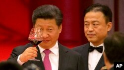 Ông Tập Cận Bình nâng ly trong buổi tiếp tân tại Đại Sảnh đường Nhân dân vào đêm trước lễ Quốc khánh 1/10 ở Bắc Kinh.