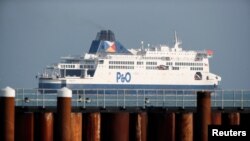 一艘跨海轮渡离开英国多佛港。(2021年1月1日)