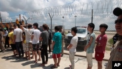 电诈犯罪话题持续在中国舆论延烧;图为因涉嫌电信诈骗而被捕的中国公民,在被遣返回前于柬埔寨金边国际机场排队等候。(美联社:2017年10月12日)