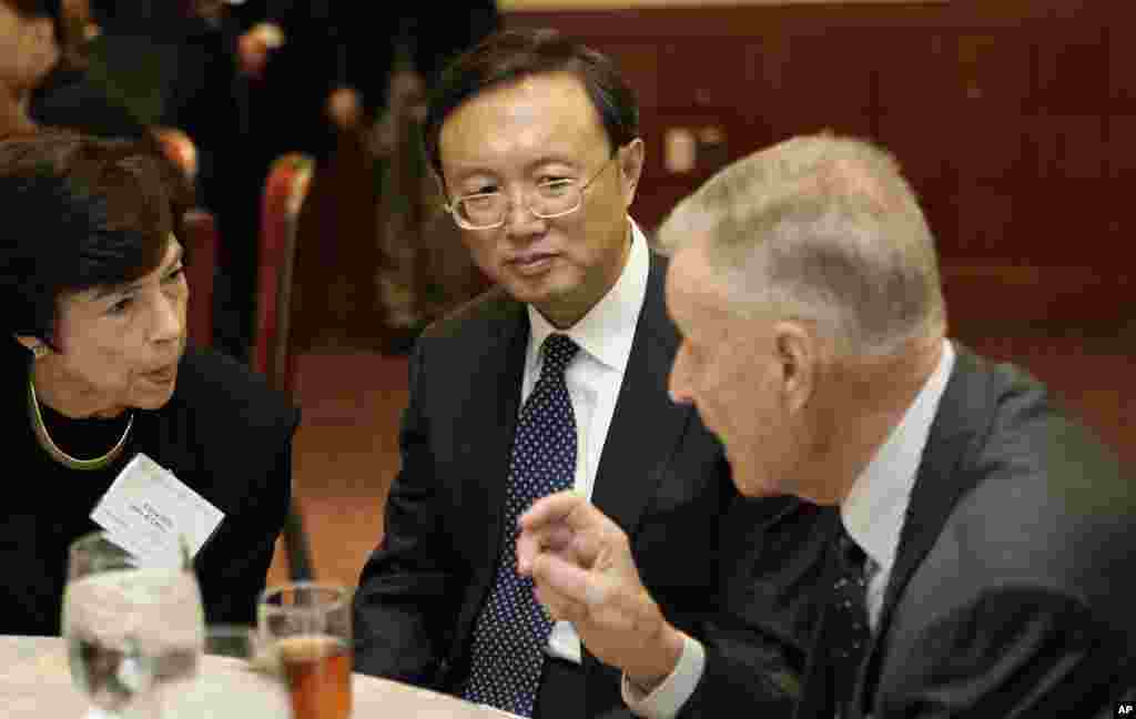 2009年3月12日,中国外长杨洁篪在美国战略与国际研究中心演讲前和美国知名鹰派战略理论家、美国最有影响力的外交政策智囊之一兹比格涅夫·布热津斯基(Zbigniew Brzezinski)、美国前贸易代表希尔斯共进午餐