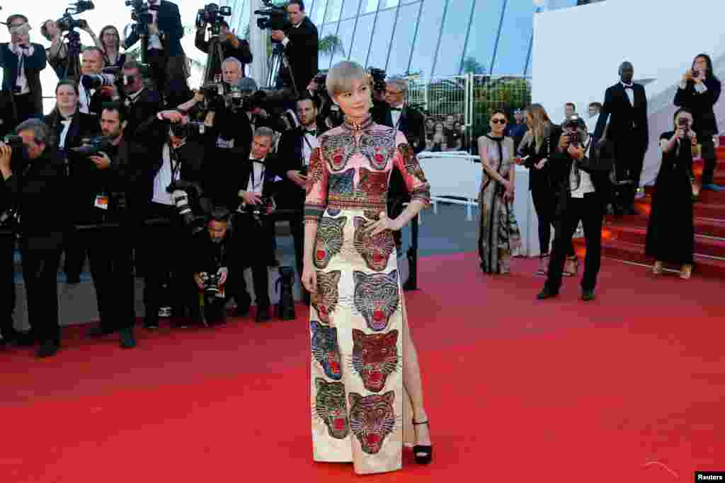 中国歌星和演员李宇春在第70届戛纳国际电影节走红地毯(2017年5月19日)。美联社和路透社发布的中国演员图片比较少,有一些李宇春的。但从此图上可以看到,在李宇春走上红毯时,不少摄影师的镜头仍在追踪在李宇春前面或者后面登场的欧美明星。中国演员王珞丹、杨子姗、蓝燕和名模奚梦瑶也参加了这次戛纳影展,不过本图集编辑使用美国之音账户检索美联社和路透社图片,没找到她们的有关照片,但看到了三个人过去参加戛纳国际电影节的图片,在下面展示一下。