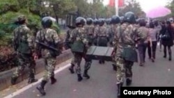 武警出动,前往压制茂名的抗议行动(目击者提供)