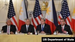 美国务卿克里、国防部长卡特与菲外长德尔罗萨里奥、防长加斯明会见记者
