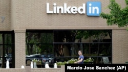 2014年5月8日,一名男子走过位于加利福尼亚州山景城的领英公司总部。