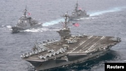 美国海军航母卡尔·文森号带领日本海上自卫队两艘驱逐舰穿越菲律宾海域。(2017年4月26日)