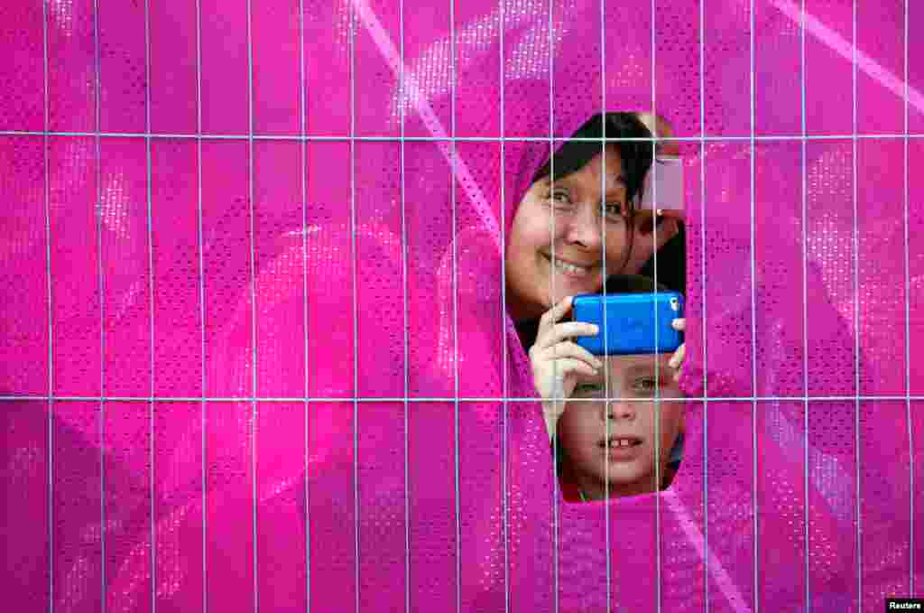 Khán giả xem cuộc đua xe đạp tính giờ nam.