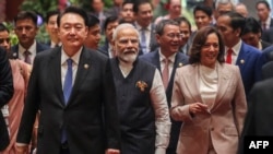 资料照片:2023年9月7日韩国总统尹锡悦(左)、印度总理莫迪(中)、中国国务院总理李强(后右二)、美国副总统哈里斯(前右)和印度尼西亚总统佐科·维多多(后右)抵达东盟峰会