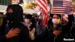 香港民众汇集在中环爱丁堡广场手举美国国旗举行感恩节集会。(2019年11月28日)