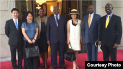 严雪瑞(右三)、海迪·帕克(左一)与第69届联大主席合影(全球可持续发展基金会网站截图)