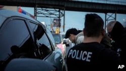 Petugas deportasi dari Operasi Penegakan Hukum dan Pemindahan di kantor lapangan Imigrasi dan Bea Cukai Amerika Serikat di New York City menangkap Wilmer Patricio Medina-Medina dalam operasi dini hari di wilayah Bronx, New York, 17 Desember 2024,. (Julia Demaree Nikhinson/AP)