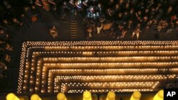 在法国中部的里昂,人们聚集在烛光周围,哀悼巴黎《查理周刊》杂志社枪击惨案死难者。(2014年1月7日)