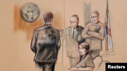 擅闯海湖庄园的中国女子张玉婧参加听证的法庭素描。(2019年4月8日)