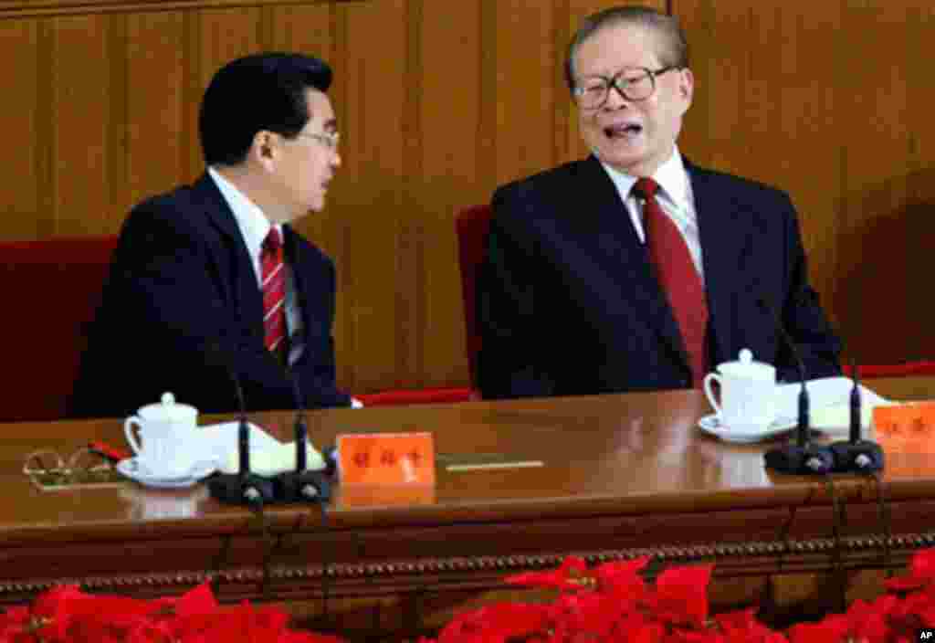 2007年8月1日北京人民大会堂庆祝建军80周年大会上,胡锦涛主席和前主席江泽民交谈。而10年后的大会上,这两位前主席都没参加。 中国国家主席习近平在解放军建军90周年大会上的讲话中两次提到毛泽东和邓小平,没提到前任军委主席江泽民和胡锦涛。2017年8月2日,中共江苏省委原书记沈达人的遗体送别仪式,江泽民送了花圈。7月30日,甘肃省人大常委会原主任、清华大学前负责人刘冰遗体送别仪式,送花圈名单里没有江泽民。