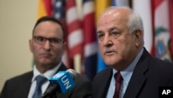 资料照片:2018年3月30日,巴勒斯坦人驻联合国大使里亚德·曼苏尔在联合国总部举行的关于加沙局势的安理会紧急会议后听取媒体的问题。(美联社照片)