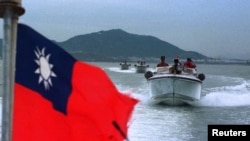 资料照:台湾军人在金门岛附近驾驶快艇巡逻。