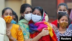 印度一个家庭哀悼一名因新冠肺炎死亡的家人(路透社2020年9月28日)