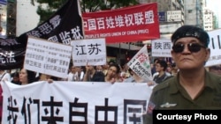 刘卫平(右)率大陆访民参与香港7.1大游行(刘卫平提供)