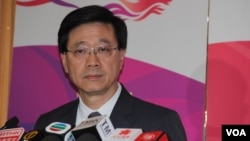香港保安局局长李家超5月20日在政府总部的记者会上 (美国之音记者申华 拍摄)