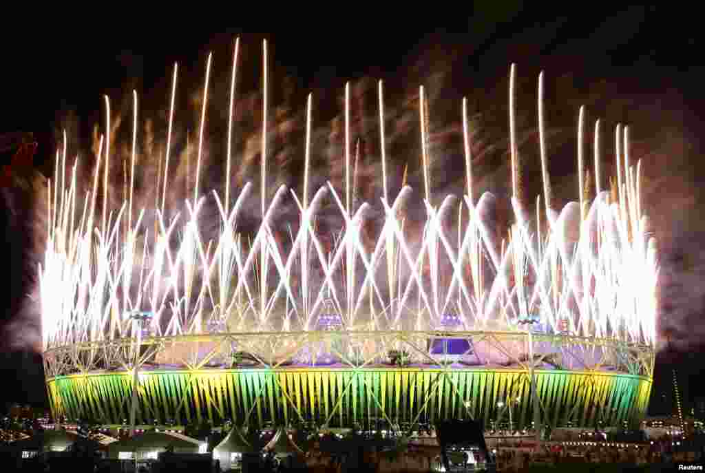 Pháo hoa thắp sáng Sân vận động Olympic trong buổi lễ bế mạc Thế Vận hội 2012