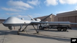 资料照片:一架无人机停歇在大福克斯空军基地内。(2015年11月3日)