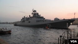 2016年俄罗斯海军节时,停在圣彼得堡涅瓦河上的俄海军“艾森海军上将”号护卫舰。这艘护卫舰与俄罗斯出口印度的护卫舰同属11356型。这艘护卫舰曾多次被派往叙利亚战场参战。