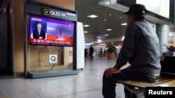 韩国电视节目2023年4月13日报道朝鲜当日发射洲际弹道导弹的消息。(路透社)