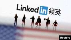 资料照片:领英的中英文应用标志(2018年8月30日)