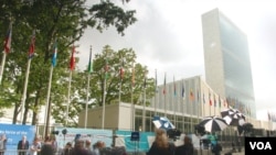 联大会场外。(美国之音章真资料照)