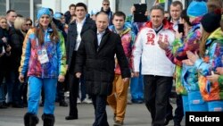 Tổng thống Nga Vladimir Putin (giữa) và Bộ trưởng Bộ đặc trách chính sách thể thao, du lich và thanh niên Vitaly Mutko đến thăm làng Olympic Sochi trước khi Thế vận hội 2014 khai mạc