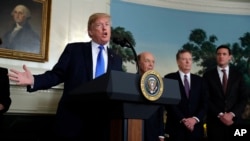 川普总统在白宫外交室签署对中国产品征收关税的总统备忘录之前发表讲话。(2018年3月22日)