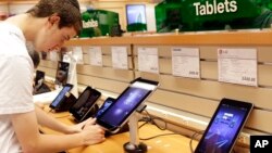 平板电脑展销。(2012年7月16日)