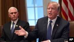 Tổng thống Donald Trump (phải) và Phó Tổng thống Mike Pence tại cuộc họp nội các ở Tòa Bạch Ốc ngày 9/4/2018.