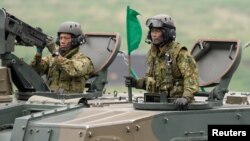 日本自卫队士兵在进行实弹演习。(2021年5月22日)