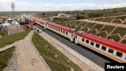 2019年10月16日中国公路桥梁总公司在肯尼亚建造的标准轨距铁路线。