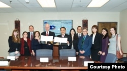 美国在台协会执行理事和驻美国台北经济文化代表2019年4月12日在美国在台协会签署《美台合作处理跨国父母擅带儿童离家了解备忘录》。(驻美国台北经济文化代表处照片)