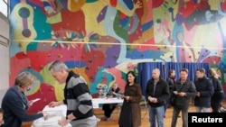 2017年5月7日,法国布龙一个投票站外选民排队参加第二轮大选投票。