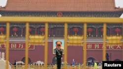 中共十九大召开前夕,一名中国武警士兵在北京天安门前站岗。(2017年10月17日)