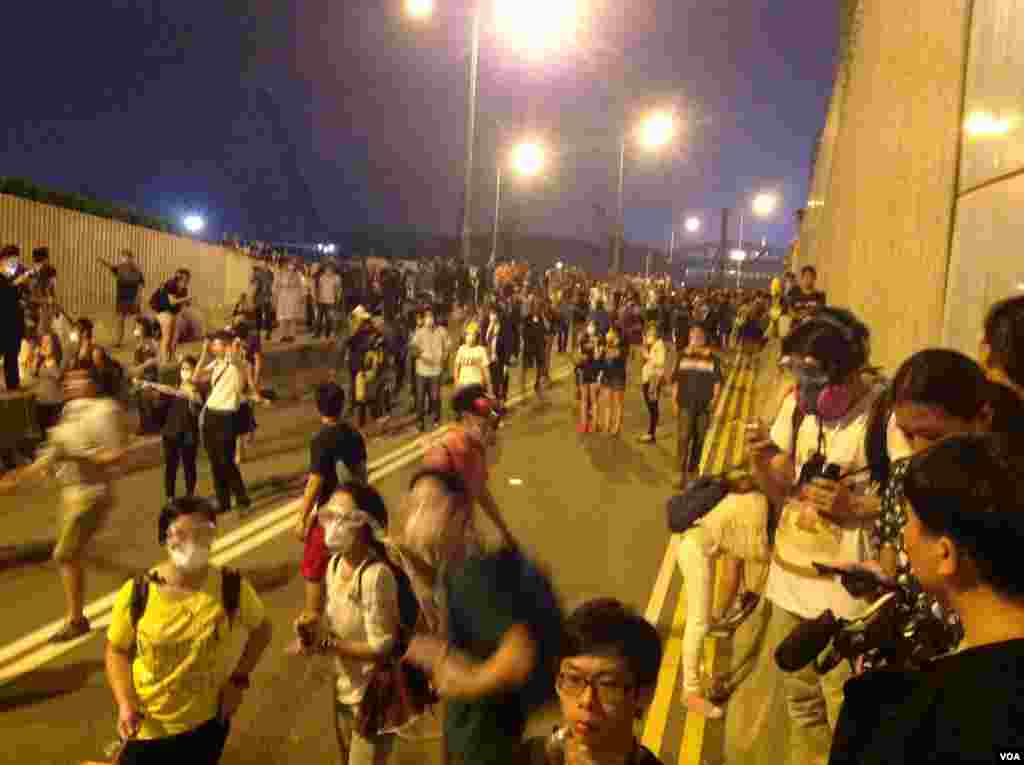 10月14日晚数以百计的香港示威群众和警察对峙，警方驱之不散 (美国之音海彦 拍摄)