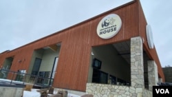 2025年3月3日,位于芬兰中部的阿赫泰里市(Ähtäri)动物园熊猫楼 (美国之音/李北平摄)。