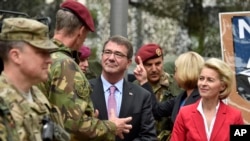 美国国防部长卡特(中)与德国国防部长乌尔苏拉•冯德莱恩(右)在德国视察北约反应部队 (2015年6月22日)