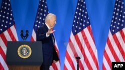 (资料照)美国总统乔·拜登在华盛顿举行的北约峰会记者会结束后离开讲台。(2024年7月11日,法新社)