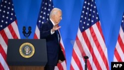 2024年7月11日,美国总统拜登在华盛顿特区举行的第75届北约峰会闭幕新闻发布会上发表讲话后离开。