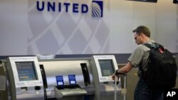 美联航在旧金山国际机场的自助值机柜台(资料照)