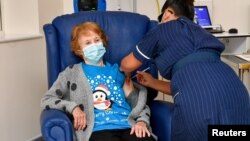 Cụ bà Margaret Keenan, 90 tuổi, trở thành người đầu tiên trên thế giới tiêm vaccine Pfizer-BioNTech để phòng ngừa virus corona.