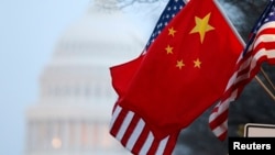 在中国领导人访美期间,中国国旗与美国国旗在国会山附近的宾夕法尼亚大道上飘扬。(资料照片)