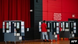 2024年11月5日选举日,一名选民在佐治亚州学院公园的一个投票站投票。