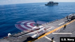 2016年10月3日邦霍姆·理查德号两栖攻击舰载有一架直升机在南中国海行动(美国海军)