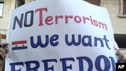 利比亚抗议者举着“我们要自由,不要恐怖主义”的口号