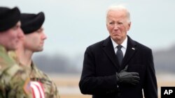 美国总统拜登在特拉华州军事基地迎接美军罹难者的灵柩返回美国。(2024年2月2日)