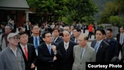 正在台湾访问的中国海协会长陈德铭(左三)一行参观太鲁阁 (海基会提供)